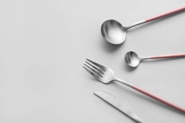 Gri arkaplanda şık çatal bıçak takımı