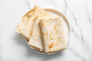 Beyaz mermer zemin üzerinde taze lavaş tabakası