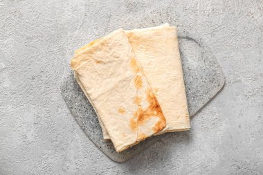 Gri zemin üzerinde taze lavaş olan tahta