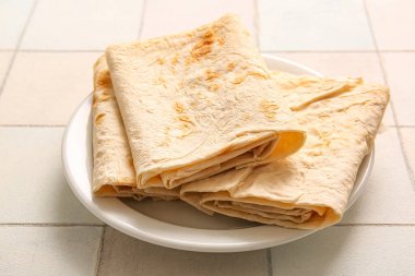 Beyaz fayans zemininde taze lavaş tabağı.