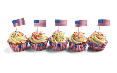 Beyaz arka planda leziz vatansever çörekler ve Amerikan bayrağı. Amerikan Bağımsızlık Günü