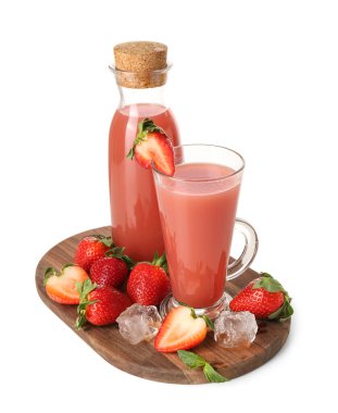 Beyaz arka planda cam ve bir şişe lezzetli çilekli smoothie.