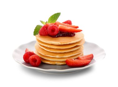 Beyaz arka planda tatlı krep ve böğürtlen tabağı