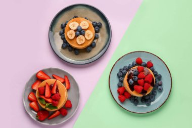 Tatlı krep tabakları ve renkli böğürtlenler