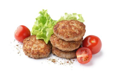 Taze domatesli lezzetli et pirzolası ve beyaz arka planda marul.