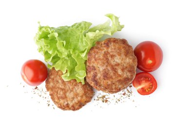 Taze domatesli lezzetli et pirzolası ve beyaz arka planda marul.