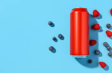 Mavi arka planda taze soda ve böğürtlenli kompozisyon