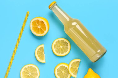 Mavi arka planda taze soda ve limonlu kompozisyon