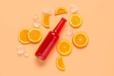 Bej arka planda taze soda, turuncu ve buzlu kompozisyon