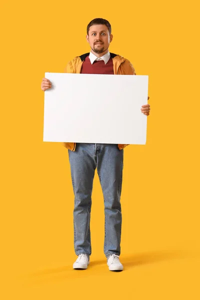 Bonito Homem Com Grande Cartaz Branco Fundo Amarelo — Fotografia de Stock