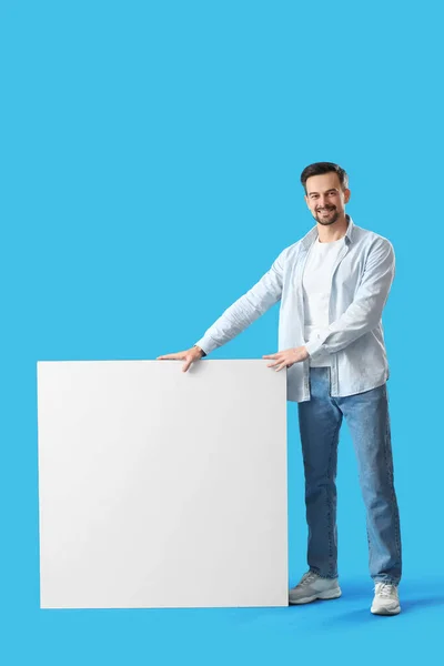 ハンサムな男とともに大きな空のポスター上の青の背景 — ストック写真