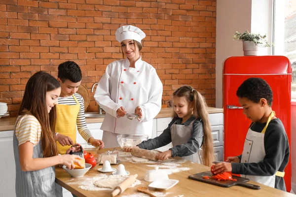 Női Szakács Csoport Kisgyermekek Készítés Pizza Főzés Közben Osztály Konyhában — Stock Fotó