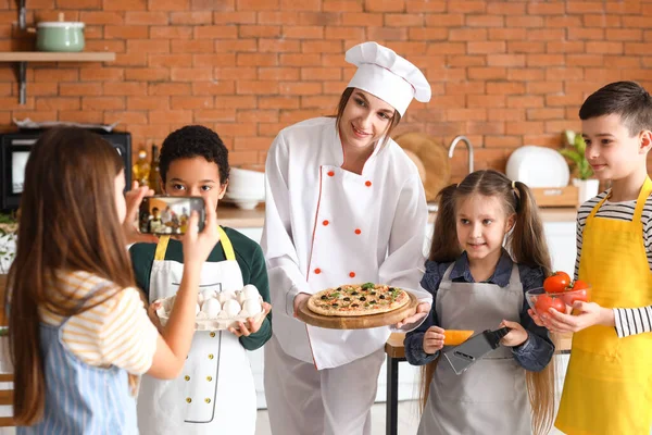 Petite Fille Prenant Une Photo Femme Chef Avec Pizza Préparée — Photo