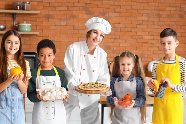 Köchin Mit Zubereiteter Pizza Und Kleinen Kindern Nach Dem Kochkurs — Stockfoto