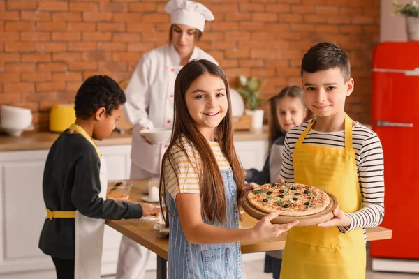 Kleine Kinder Mit Zubereiteter Pizza Nach Dem Kochkurs Der Küche — Stockfoto