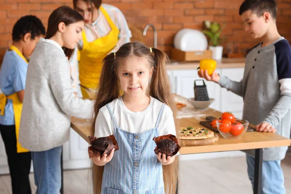 Kislány Elkészített Muffin Után Főzés Óra Konyhában — Stock Fotó
