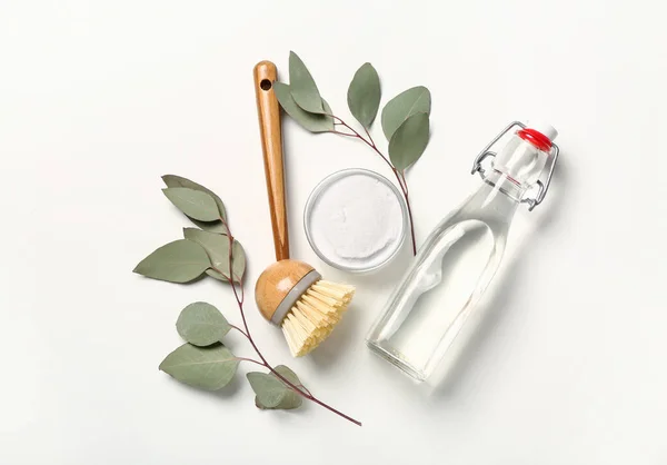 Butelka Octu Miska Sodą Oczyszczoną Pędzel Czyszczący Gałęzie Eukaliptusa Białym — Zdjęcie stockowe