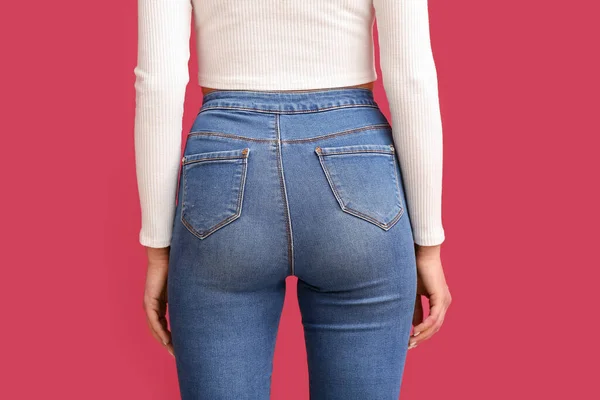 Junge Frau Stylischen Jeans Auf Rotem Hintergrund Nahaufnahme — Stockfoto
