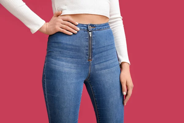 Junge Frau Stylischen Jeans Auf Rotem Hintergrund Nahaufnahme — Stockfoto
