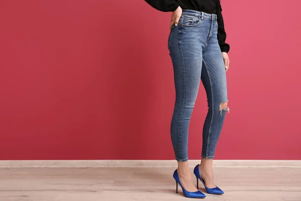 Jovem Mulher Jeans Elegantes Perto Parede Vermelha — Fotografia de Stock