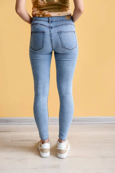 Mujer Joven Jeans Con Estilo Cerca Pared Amarilla Vista Trasera — Foto de Stock
