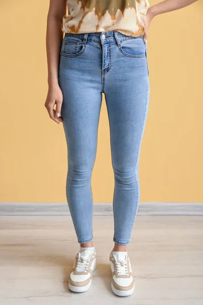 Giovane Donna Jeans Alla Moda Vicino Muro Giallo — Foto Stock