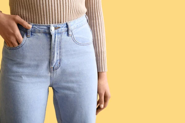 Jovem Mulher Jeans Elegantes Fundo Amarelo Close — Fotografia de Stock