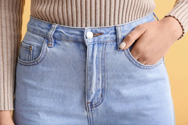 Mujer Joven Jeans Con Estilo Sobre Fondo Amarillo Primer Plano —  Fotos de Stock