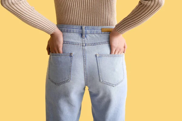 Jovem Mulher Jeans Elegantes Fundo Amarelo Visão Traseira — Fotografia de Stock