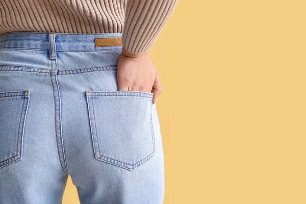 Giovane Donna Jeans Alla Moda Sfondo Giallo Vista Posteriore — Foto Stock