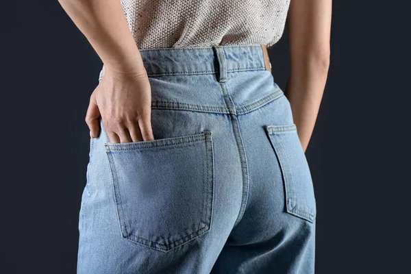 Jovem Mulher Jeans Elegantes Fundo Escuro Visão Traseira — Fotografia de Stock