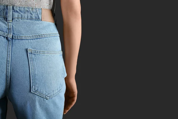 Mujer Joven Jeans Con Estilo Sobre Fondo Oscuro Vista Trasera — Foto de Stock