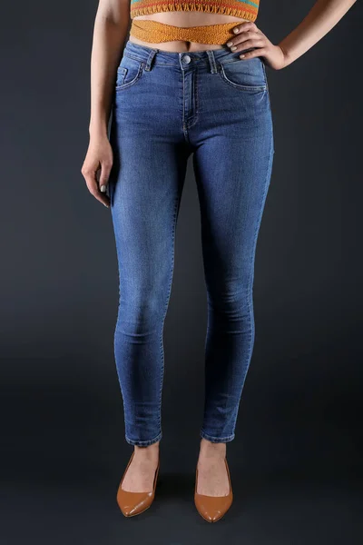 Jovem Mulher Jeans Skinny Fundo Escuro — Fotografia de Stock