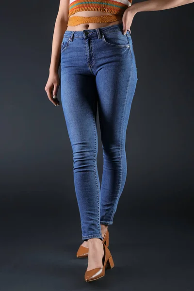 Giovane Donna Jeans Skinny Sfondo Scuro — Foto Stock
