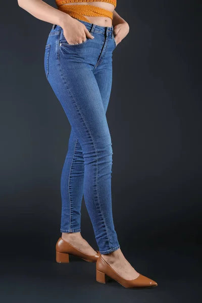Junge Frau Skin Jeans Auf Dunklem Hintergrund — Stockfoto