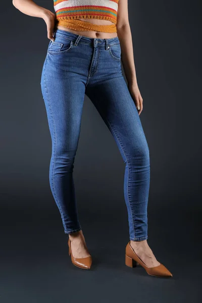Giovane Donna Jeans Skinny Sfondo Scuro — Foto Stock