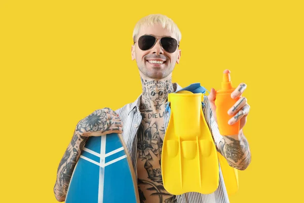 Getatoeëerde Man Met Peddels Surfplank Zonnebrandcrème Gele Achtergrond — Stockfoto