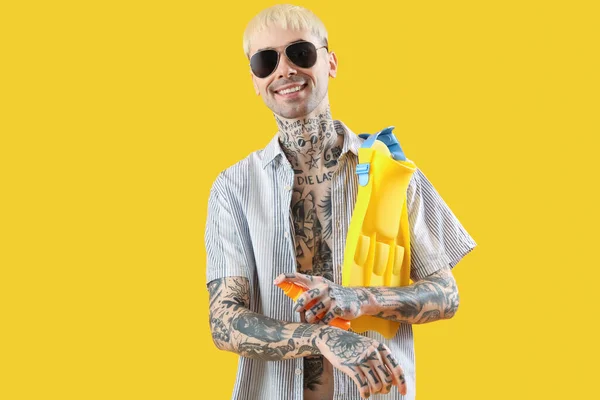 Hombre Tatuado Aplicando Crema Protector Solar Sobre Fondo Amarillo — Foto de Stock