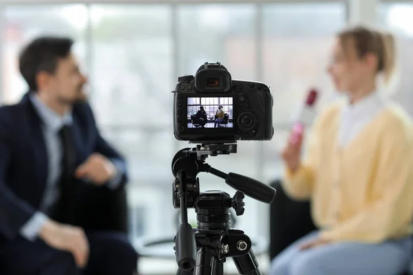 Jornalista Feminina Com Microfone Tendo Uma Entrevista Com Homem Tela — Fotografia de Stock