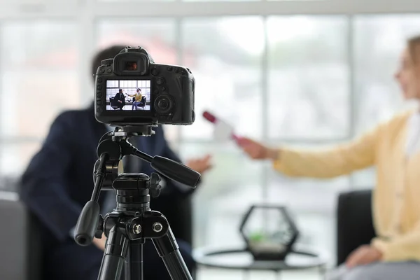 Dziennikarka Mikrofonem Przeprowadzająca Wywiad Mężczyzną Ekranie Kamery Biurze Zbliżenie — Zdjęcie stockowe