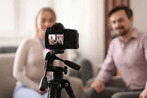 スタジオで男とカメラの画面上でインタビューを持ってマイクを持つ女性ジャーナリスト クローズアップ — ストック写真