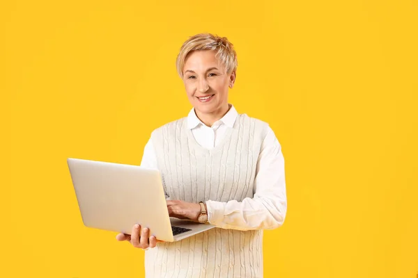 Mature Female Programmer Working Laptop Yellow Background — Stock Photo, Image