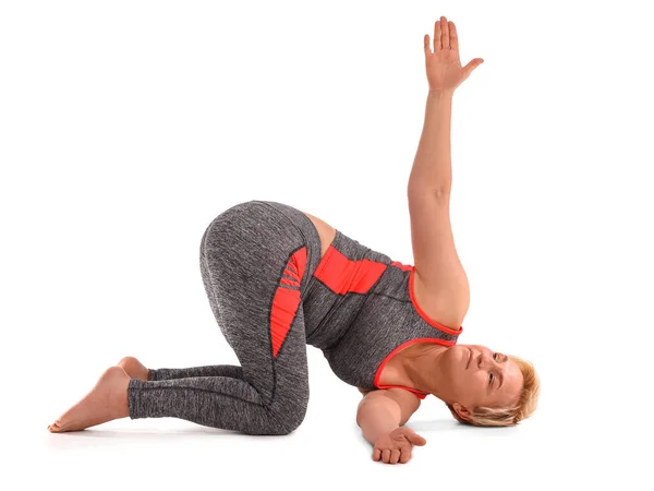 Femme Mûre Sportive Pratiquant Yoga Sur Fond Blanc — Photo