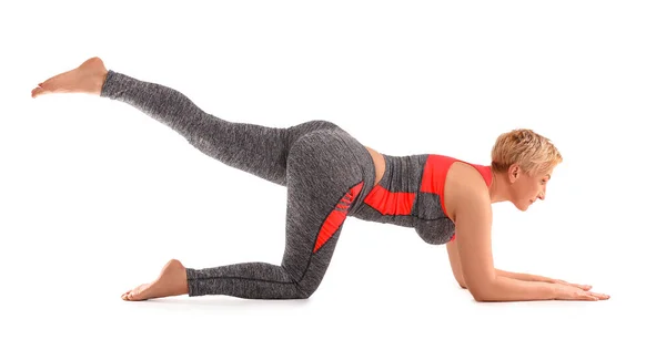 Sportieve Volwassen Vrouw Oefenen Yoga Witte Achtergrond — Stockfoto