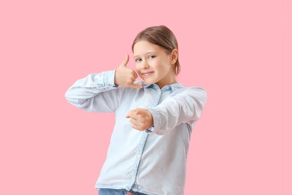 Mała Dziewczynka Pokazuje Zadzwoń Gest Różowym Tle — Zdjęcie stockowe