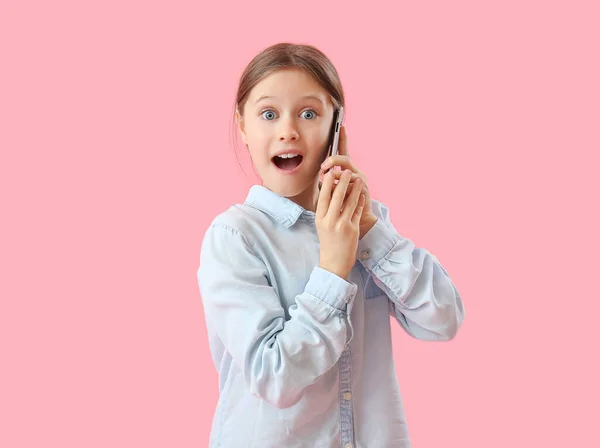 Překvapená Holčička Mluví Mobilním Telefonem Růžovém Pozadí — Stock fotografie