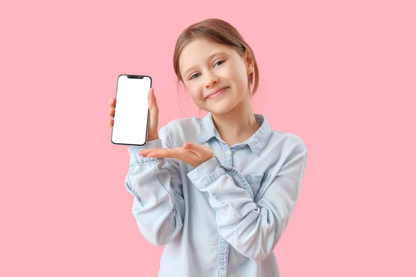 Mała Dziewczynka Telefonem Komórkowym Różowym Tle — Zdjęcie stockowe