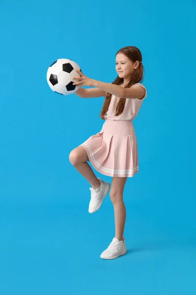 Menina Com Bola Futebol Fundo Azul — Fotografia de Stock