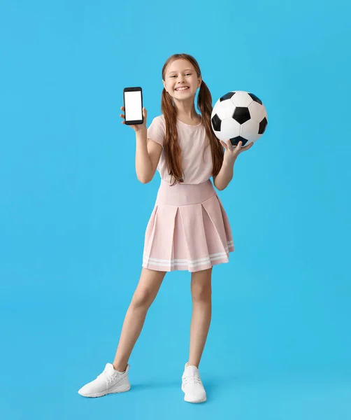 Menina Com Bola Futebol Telefone Celular Fundo Azul — Fotografia de Stock