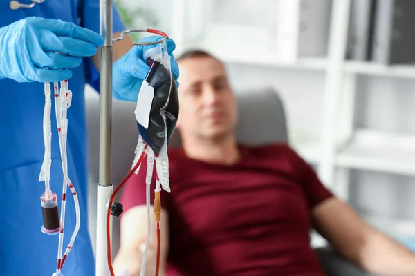 Enfermera Tomando Sangre Donante Maduro Clínica Primer Plano — Foto de Stock
